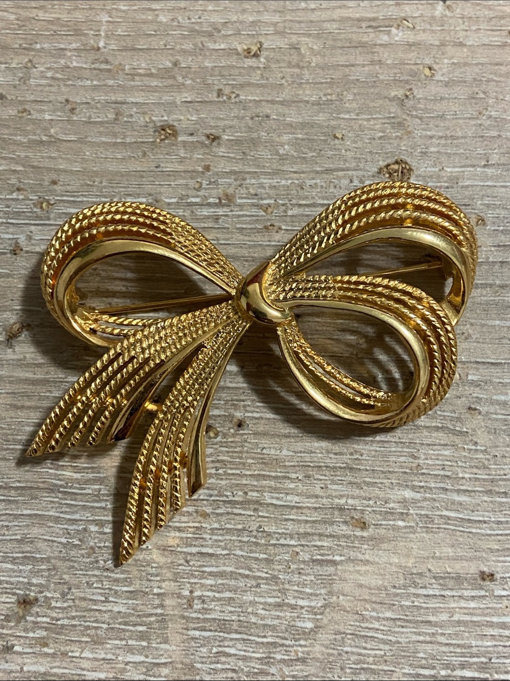 Large Vintage Gold Tone Bow Style Pin Brooch